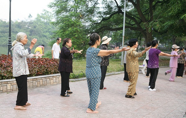Hoạt động thể chất an toàn và lành mạnh cho người cao tuổi. Ảnh: Trần Minh