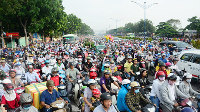 Kẹt xe trên đường Trường Chinh (quận 12), Ảnh: Hữu Công