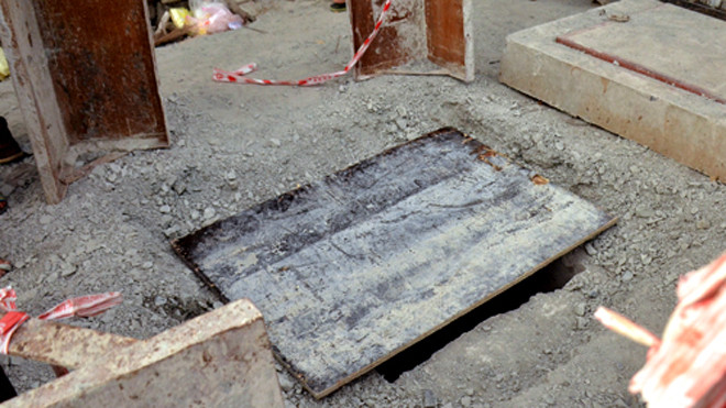 Hố ga trên đường Kinh Dương Vương nơi người đàn ông bị nạn. Ảnh: Duy Trần