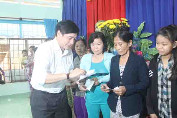 Trao tặng 500 triệu đồng giúp tỉnh Phú Yên khắc phục lũ lụt