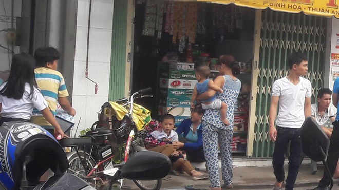 Người dân tụ tập trước nhà trọ theo dõi vụ việc. Ảnh: P.S.