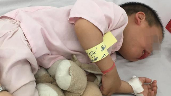 Bé P. vừa được nạo VA tại bệnh viện Nhi Đồng 1.