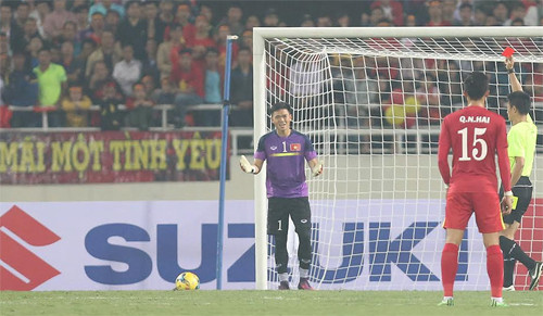 Đây là lần đầu tiên Nguyên Mạnh bị truất quyền thi đấu ở cấp độ đội tuyển. Ảnh: Đức Đồng.