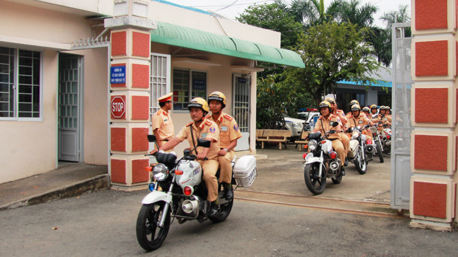 CSGT TPHCM ra quân mở đợt cao điểm kiểm tra các phương tiện giao thông trong dịp Tết.