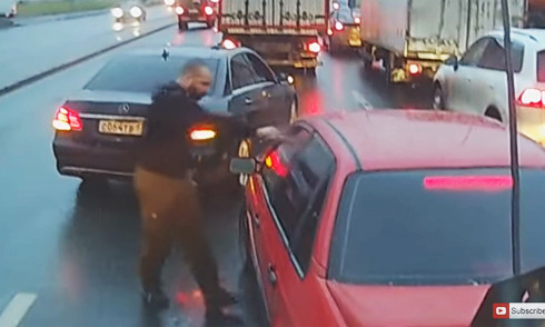 Tài xế xe sang không thể kiềm chế khi bị người khác cắt mặt