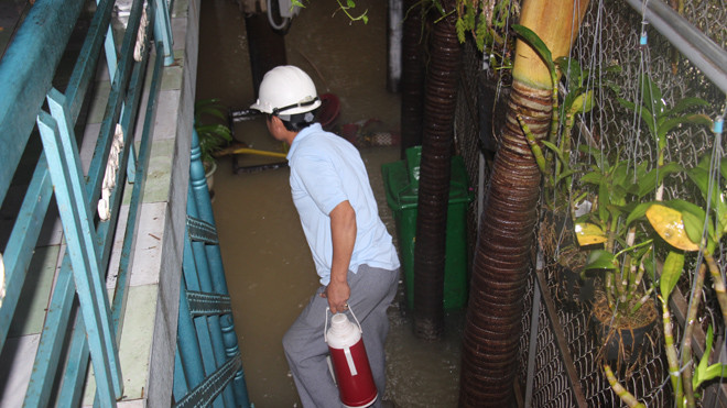 Nước lũ đang nhấn chìm gần 70.000 nhà tại Bình Định. 