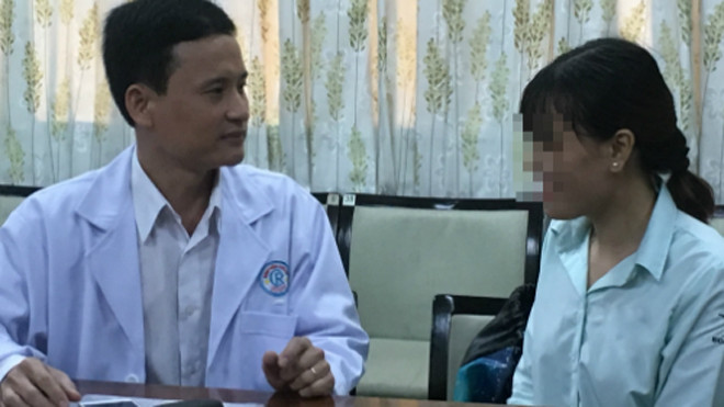 Bệnh nhân hồi phục trò chuyện cùng bác sĩ điều trị. Ảnh: Lê Phương.