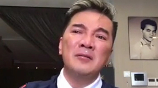 Mr Đàm đã rơi nhiều nước mắt trong thời gian livestream nói về chuyện nợ nần của mẹ. 