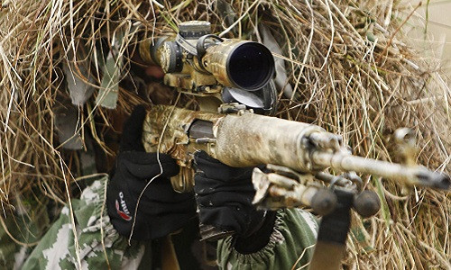 Một binh sĩ đặc nhiệm Nga đang ngụy trang trong lúc diễn tập. Ảnh: Sputnik