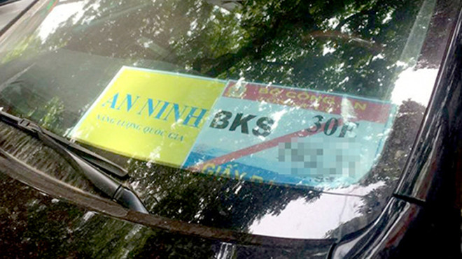 Nhiều xe cá nhân để phù hiệu của Bộ Công an bị cảnh sát giao thông Hà Nội xử lý. Ảnh: Sơn Dương