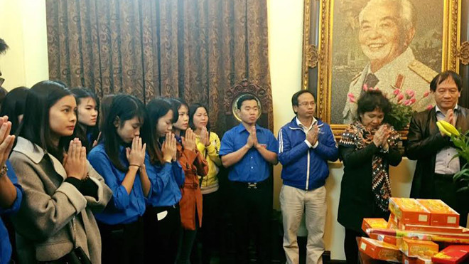 Thắp nến tri ân Đại tướng Võ Nguyên Giáp nhân ngày 22/12