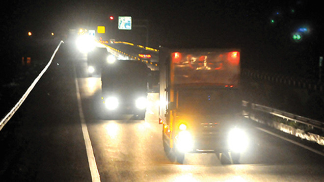 Đường cao tốc không có đèn, chỉ có thiết bị phản quang.