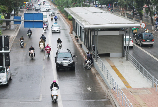 Hầu hết các tuyến đường đã kẻ vạch phục vụ buýt BRT. Ảnh: A. Trọng