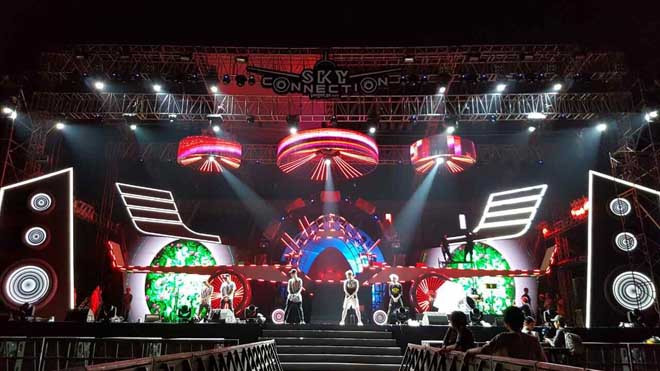 Sân khấu hoành tráng chuẩn bị cho đêm nhạc