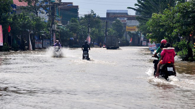 Lũ lớn gây ngập nhiều tuyến đường liên huyện, xã các tỉnh Quảng Ngãi, Bình Định, sáng 8/12. Ảnh: Minh Hoàng.
