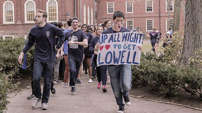 Sinh viên ĐH Harvard trong một ngày hội (Ảnh Shraddha Gupta)