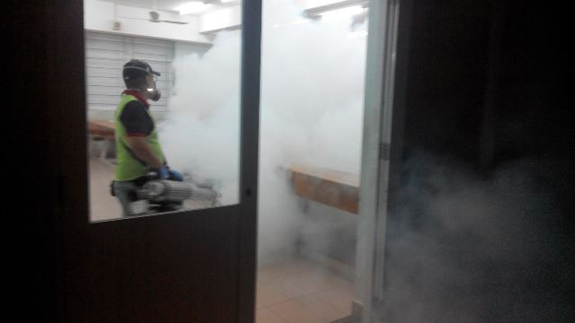 Trung tâm Y tế dự phòng TPHCM sẽ áp dụng phương pháp phun mù nhiệt tại những địa điểm thích hợp để diệt muỗi. Ảnh do trung tâm cung cấp.