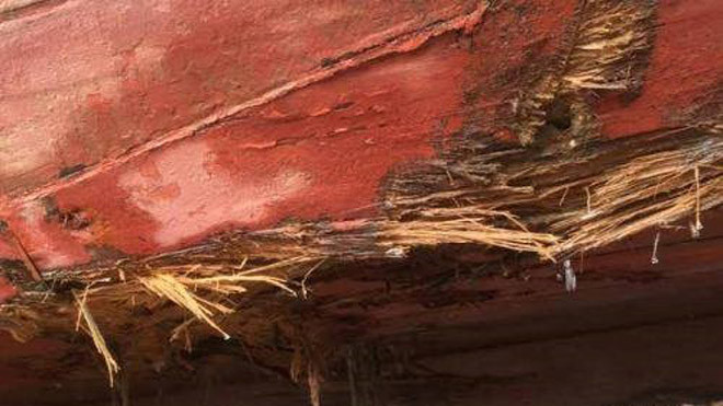 Tàu cá NA 90489 TS gặp nạn ngày 1/12 khi va vào bãi đá ngầm.