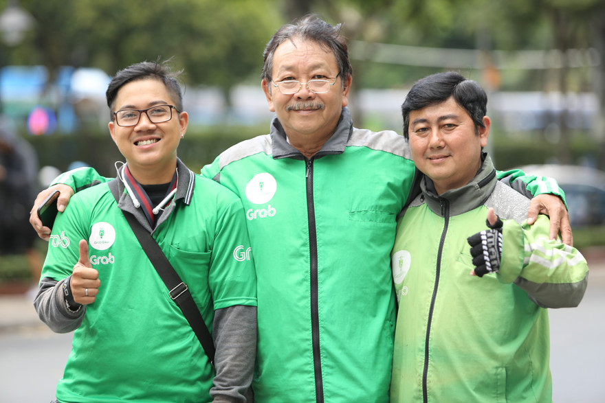 Anh Bình An (ngoài cùng bên trái) thường xuyên gặp gỡ nhiều bác tài có thâm niên để học hỏi thêm kinh nghiệm làm nghề 