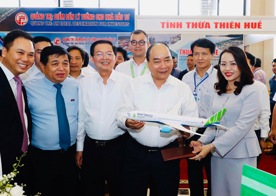 Thủ tướng Chính phủ thăm gian hàng của hãng hàng không Bamboo Airways tại Hội nghị (Ảnh:TTX)