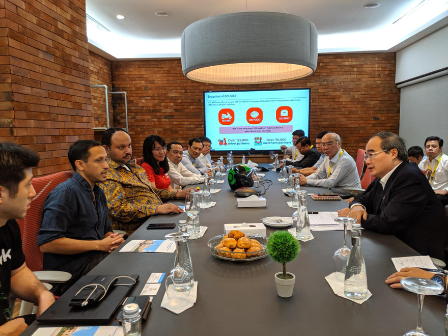 Bí thư Thành ủy TPHCM Nguyễn Thiện Nhân (phải) làm việc với nhà sáng lập Gojek