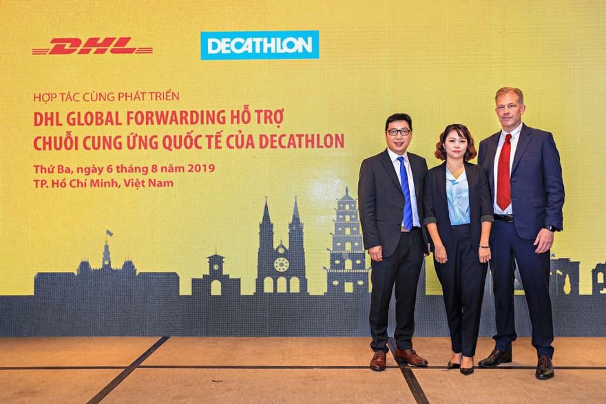 Đại diện DHL Global Forwarding và Decathlon tại buổi công bố hợp tác