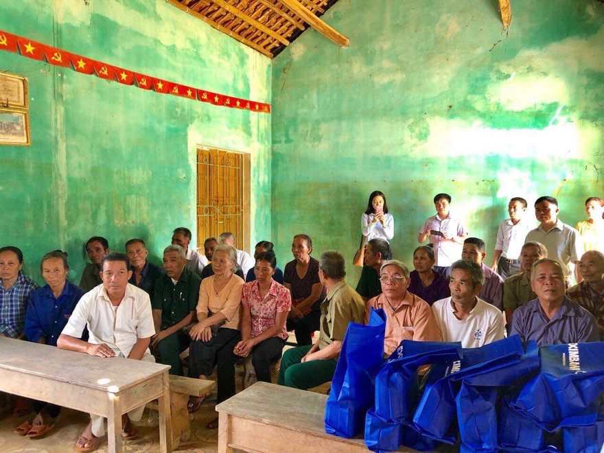 Tại Nhà Văn hóa xã Ân Nghĩa (Lạc Sơn, Hòa Bình), Eximbank đã tổ chức động viên thăm hỏi, trao tặng quà cho gia đình có công với cách mạng, mẹ liệt sỹ, vợ liệt sỹ, nạn nhân chất độc màu da cam,…