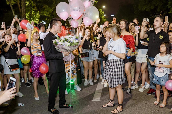 Chàng trai công khai tỏ tình với "người trong mộng" ở phố đi bộ Hồ Gươm. Ảnh chụp màn hình.