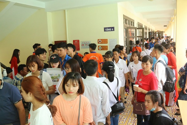 Ngay từ sáng sớm, hàng ngàn thí sinh và phụ huynh đã có mặt tại cơ sở 2 của Trường ĐH Đại Nam để làm thủ tục nhập học