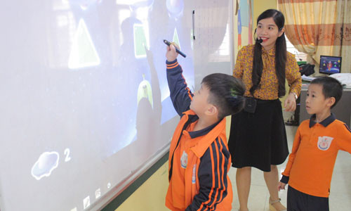 Học tiếng Anh qua môn Toán và Khoa học sử dụng bài giảng số trên thiết bị tương tác ngay tại lớp.