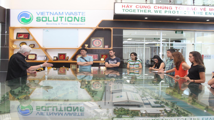 Ông Kevin Moore, Giám đốc Điều hành của VWS trao đổi với các kỹ sư, kiến trúc sư đến từ Barcelona