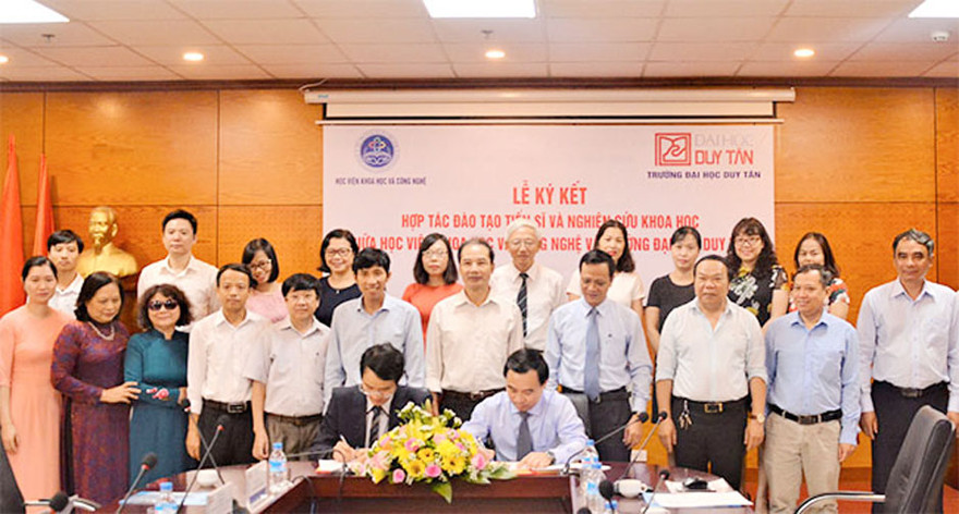 TS. Lê Nguyên Bảo - Hiệu trưởng ĐH Duy Tân cùng PGS. TS. Vũ Đình Lãm - Giám đốc Học viện Khoa học và Công nghệ ký biên bản thỏa thuận