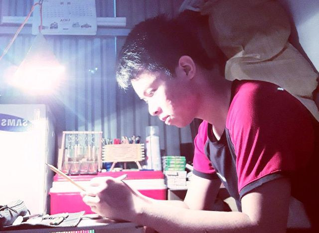 Bùi Khắc Hiếu với niềm đam mê khắc chữ trên bút chì của mình.