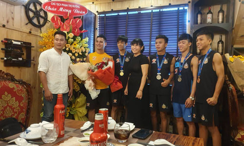 Bà Phạm Thị Hường, Chủ tịch HĐQT Công ty Bất động sản và Xây dựng Phú Phong-Phú Hồng Thịnh chúc mừng thành tích của đội tuyển Muay Thái của võ đường MMA FIGHT ACADEMY