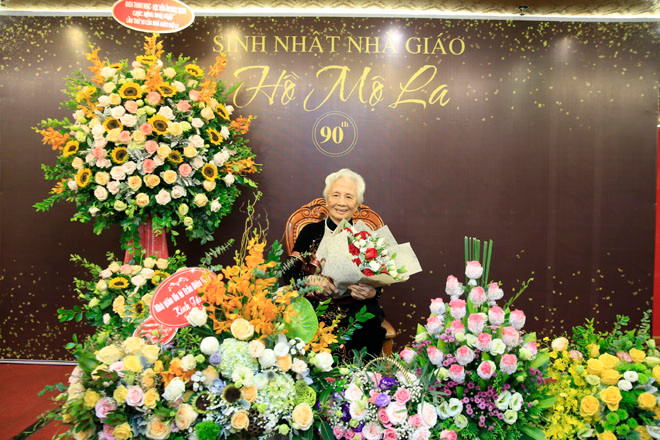 Nhà giáo Hồ Mộ La đón nhận tình cảm và những lời chúc từ đông đảo đồng nghiệp, học trò