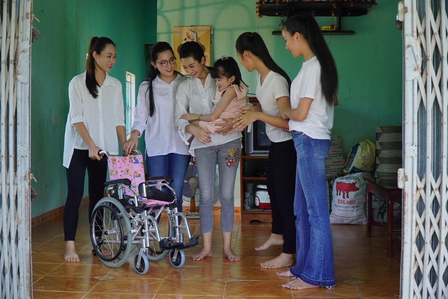 Đỗ Mỹ Linh cùng dàn thí sinh Miss World Việt Nam làm từ thiện