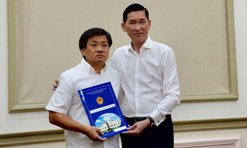 Ông Đoàn Ngọc Hải (trái) khi nhận quyết định về công tác tại Tổng công ty Xây dựng Sài Gòn TNHH MTV