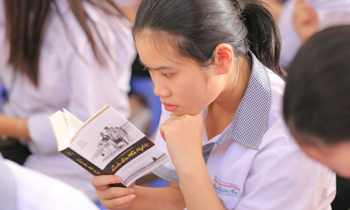 Học sinh trường THPT Chu Văn An – Lạng Sơn chăm chú đọc sách Quốc gia Khởi nghiệp