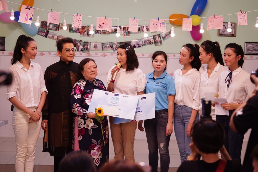 Buổi tri ân còn có sự tham gia của Nghệ sĩ Thanh Bạch và Hoa hậu Hà Kiều Anh