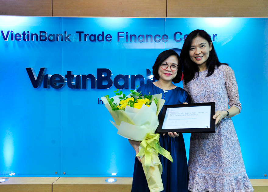 Đại diện Trung tâm TTTM VietinBank (bên trái) nhận giải thưởng từ Deutsche Bank