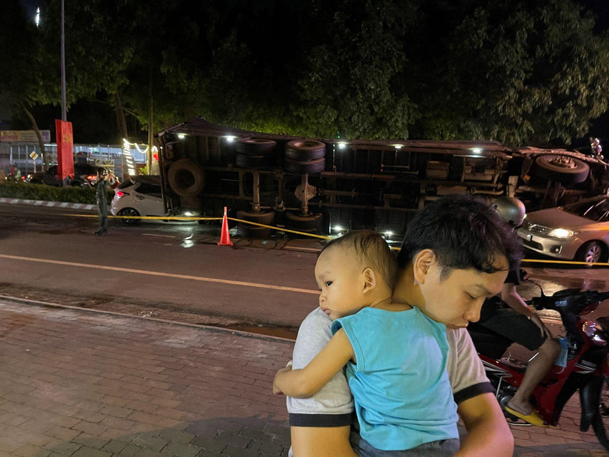 Xe tải chở heo đè bẹp xe du lịch, cha ôm con nhảy ghế sau thoát chết