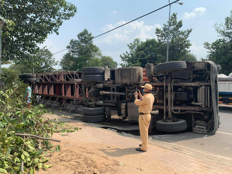 Xe container hạ gục cây xanh, lật ngang giữa đường vì tài xế ngủ gật