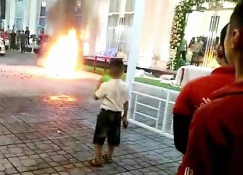 Khách chạy tán loạn khi xe máy trong nhà hàng tiệc cưới bốc cháy