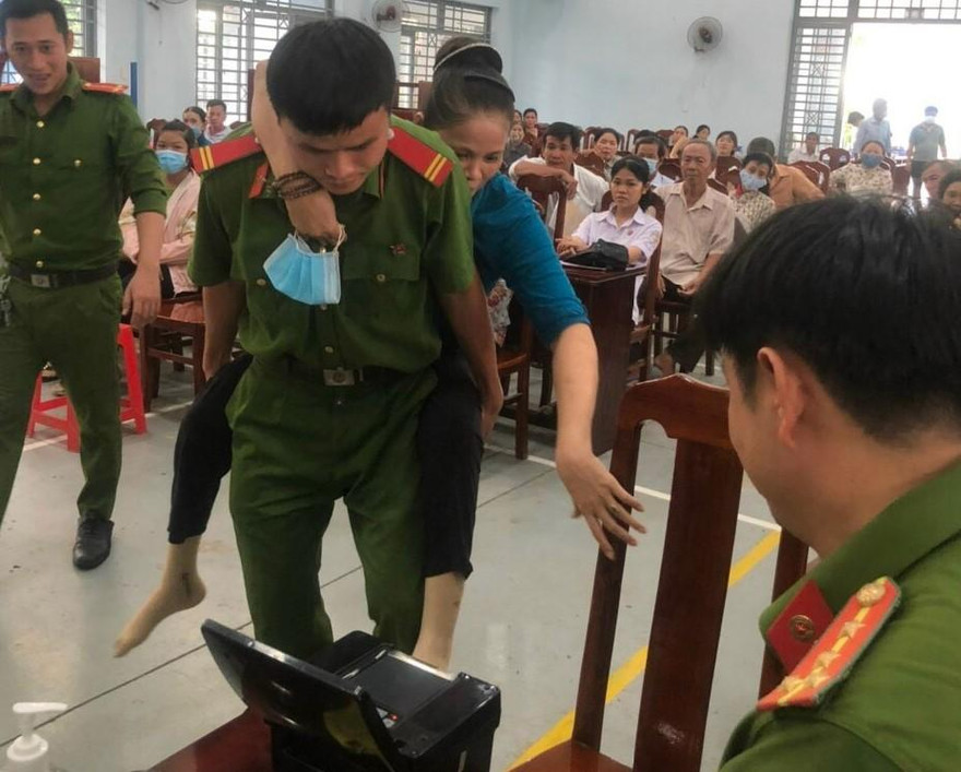 Cấp căn cước công dân xuyên đêm 4 ngày nghỉ lễ, người dân được đưa đón miễn phí