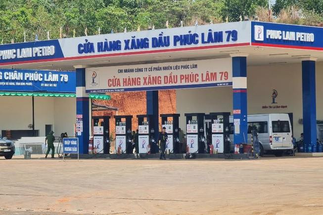 Công an phong toả, khám xét một cây xăng ở Bình Phước