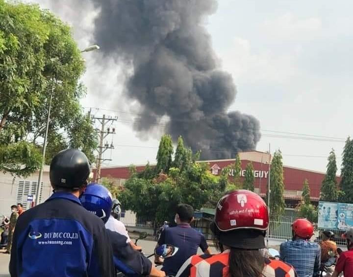 Công ty sơn rộng 11.000m2 ở Bình Dương chìm trong biển lửa