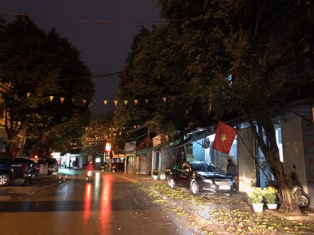 Mưa lớn, lá rụng ngập đường tại TP Thanh Hoá