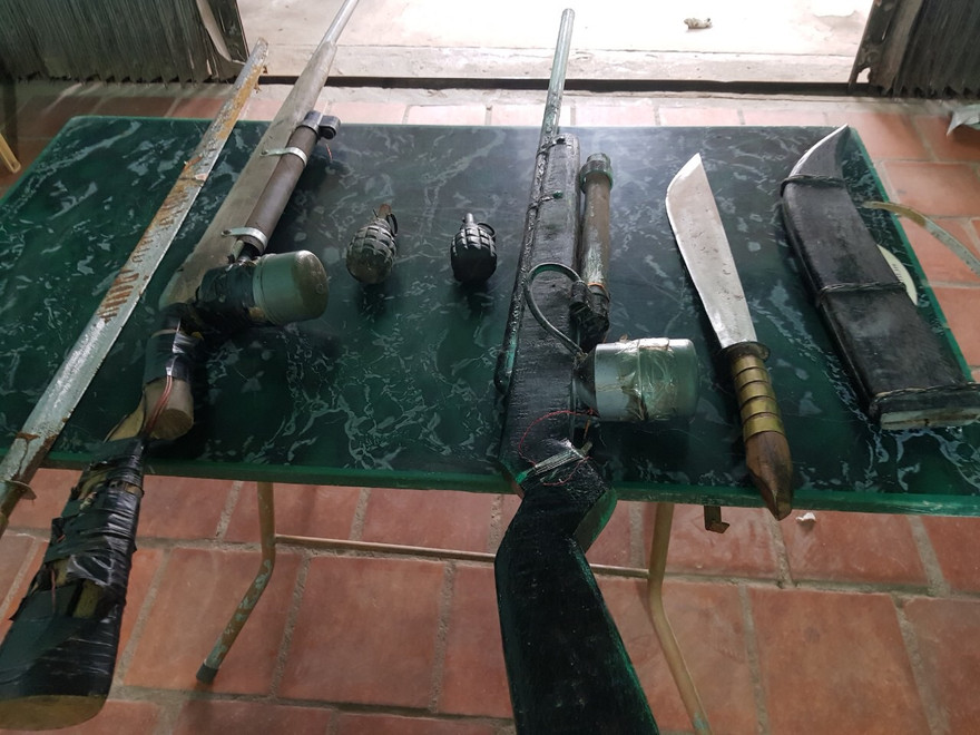 Tò mò mở bao tải ven đường, phát hiện lựu đạn, súng tự chế, kiếm