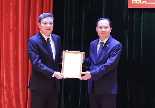 Bí thư Tỉnh ủy Thanh Hóa Trịnh Văn Chiến trao quyết định cho ông Lê Anh Xuân.