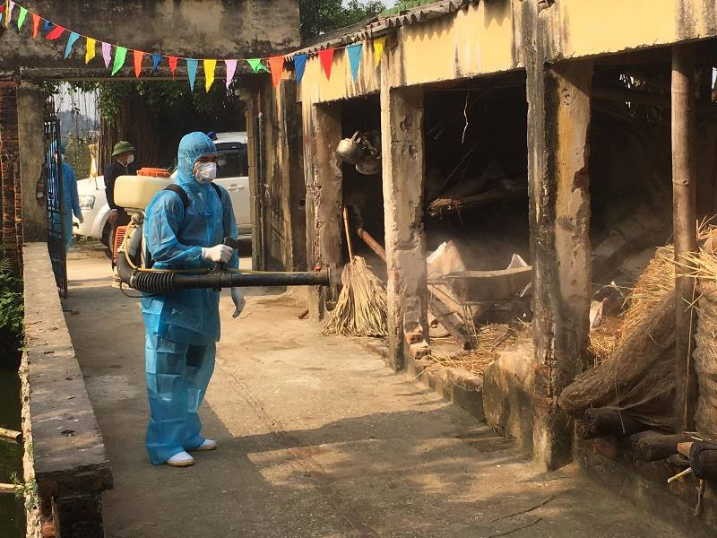 Phun khử trùng, cho học sinh nơi có bệnh nhân bị nhiễm virus corona nghỉ học